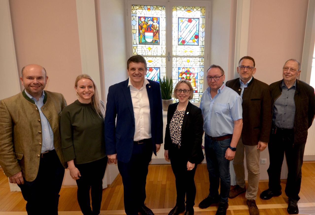 Bild enthält, Blazer, Coat, Jacket, Wood, People, Person, Adult, Female, Woman, Groupshot