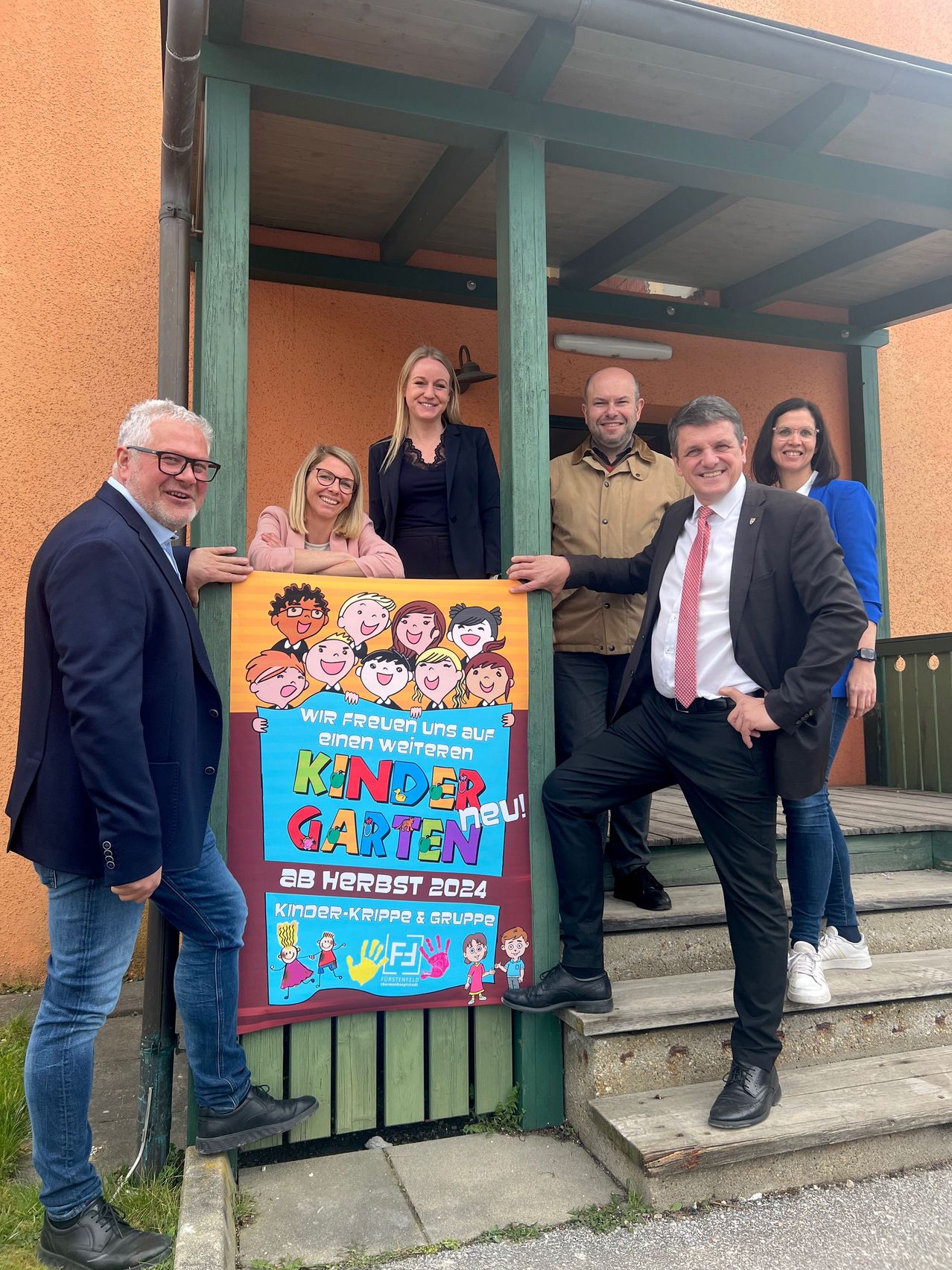 Bild enthält, Pants, Person, Portrait, Coat, Jacket, Blazer, Adult, Female, Woman, Jeans