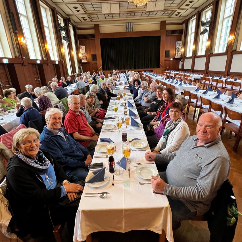Bild enthält, Adult, Female, Person, Woman, Indoors, Male, Man, Hall, Fun, Building