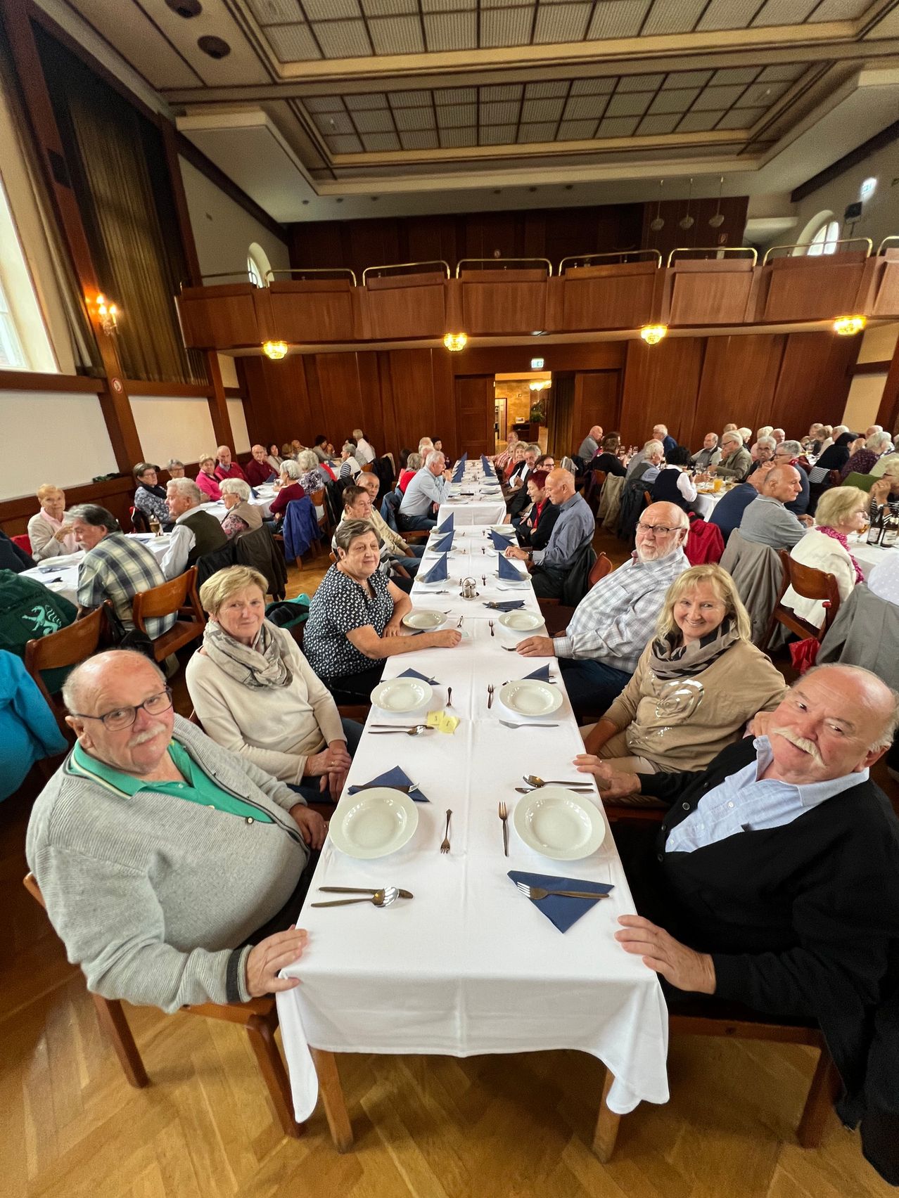 Bild enthält, Dining Room, Dining Table, Indoors, Table, Adult, Female, Person, Woman, People, Man