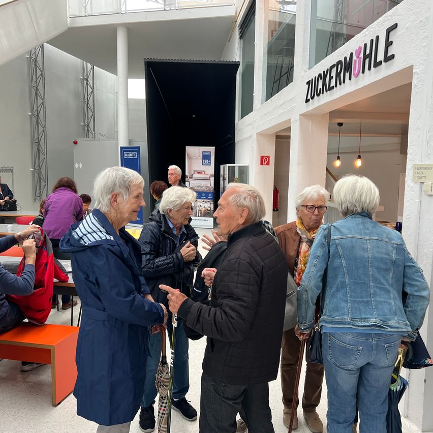 Bild enthält, Coat, Jacket, Jeans, Adult, Male, Man, Person, Shoe, People, Face