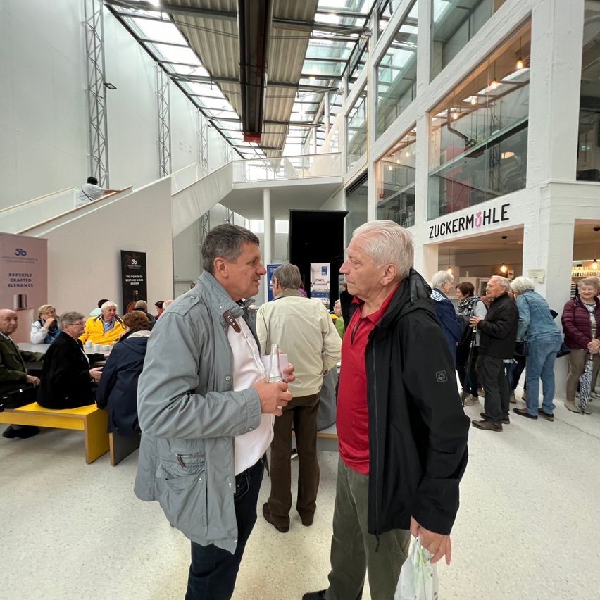 Bild enthält, Adult, Male, Man, Person, Coat, Airport, Shoe, Jeans, Building, Face