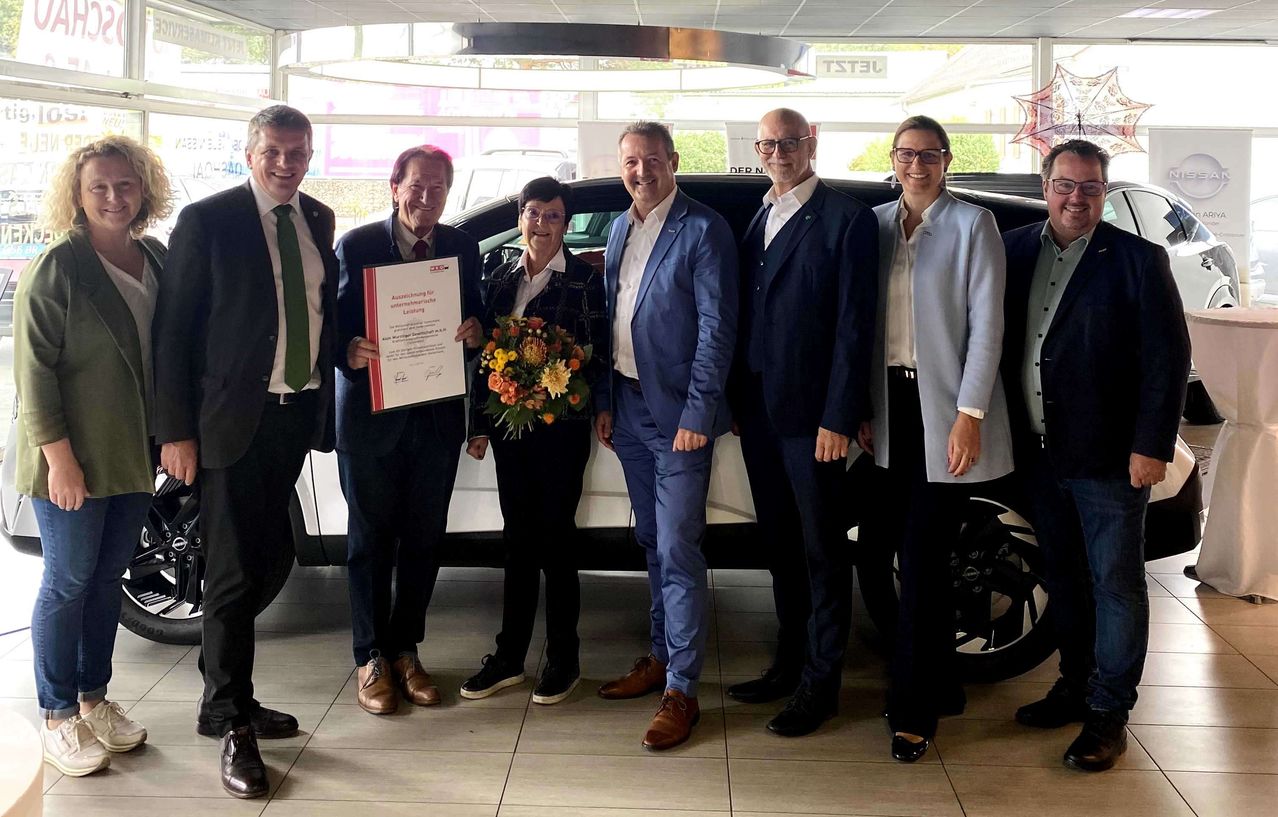 Bild enthält, Groupshot, Person, Adult, Male, Man, Coat, Pants, Suit, People, Blazer