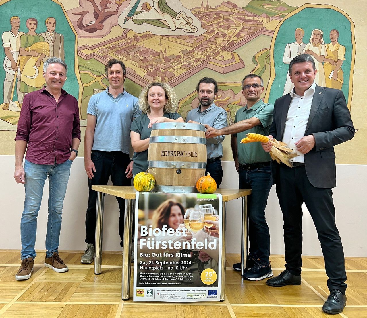 Bild enthält, Jeans, Adult, Male, Man, Person, Crowd, Female, Woman, Groupshot, Shoe