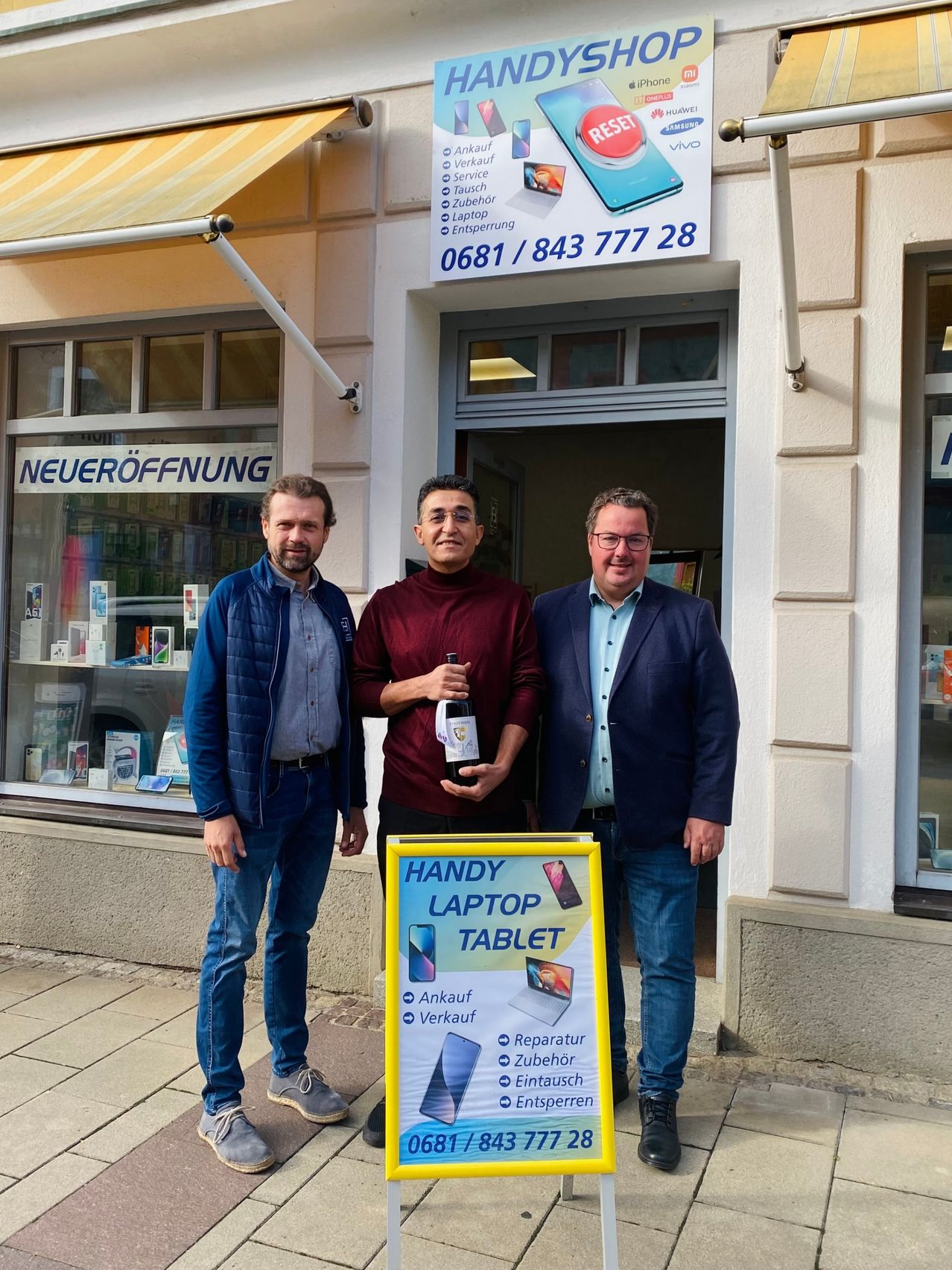 Bild enthält, Pants, Adult, Male, Man, Person, Advertisement, Jeans, Shoe, Suit, Coat