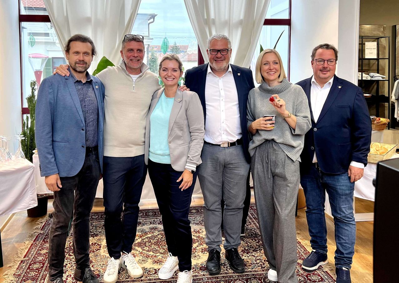 Bild enthält, Groupshot, Person, People, Pants, Adult, Male, Man, Coat, Face, Shoe