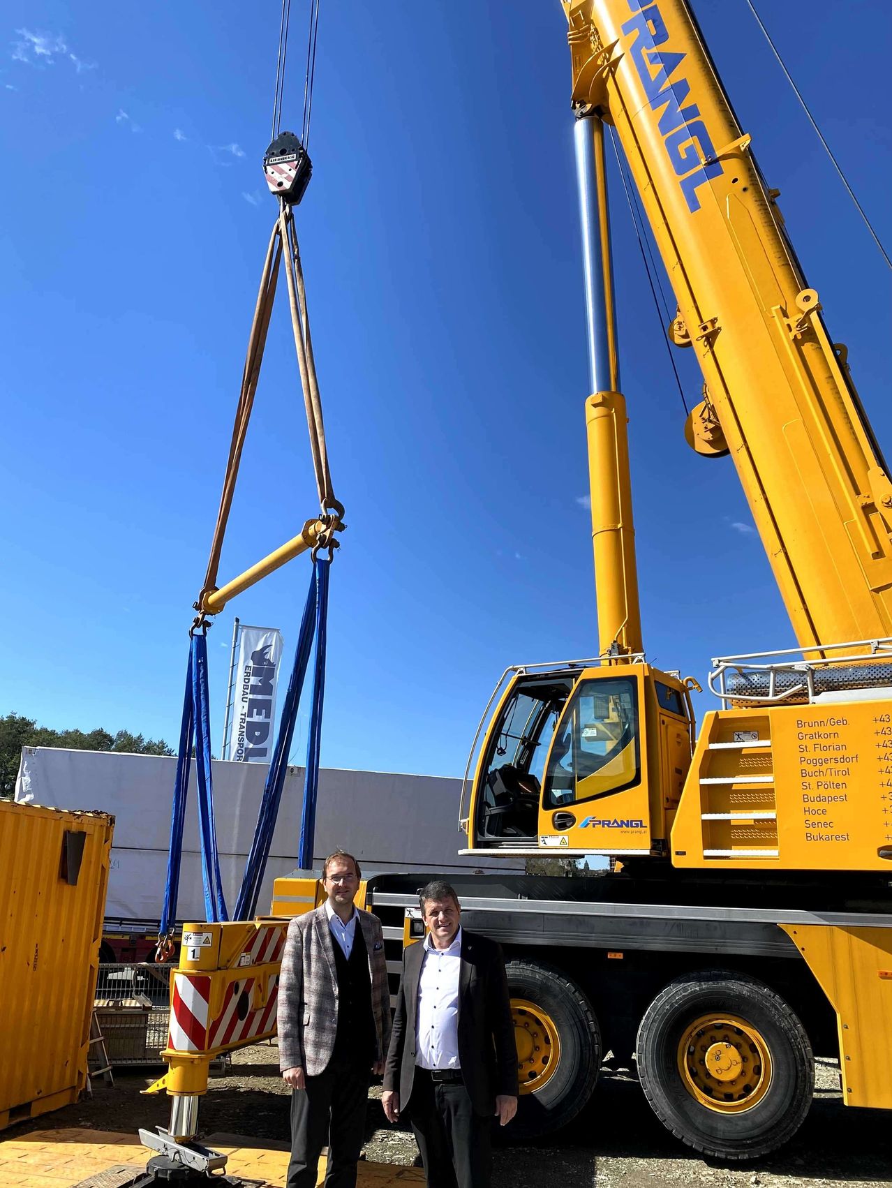 Bild enthält, Adult, Male, Man, Person, Clothing, Coat, Construction Crane, Machine, Wheel, Bulldozer
