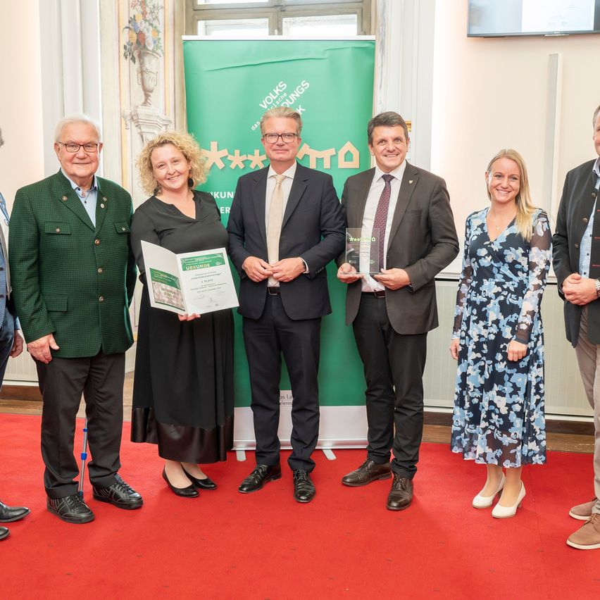 Bild enthält, Groupshot, Person, Adult, Female, Woman, Male, Man, Coat, Shoe, Suit