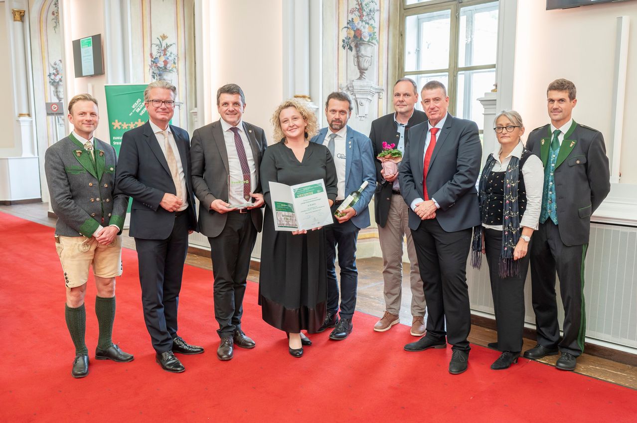 Bild enthält, Groupshot, Person, Adult, Female, Woman, Male, Man, Coat, Suit, Face