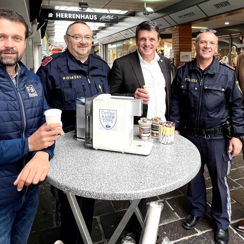 Bild enthält, Adult, Male, Man, Person, Police Officer, Glasses, Coat, Disposable Cup, Face, People