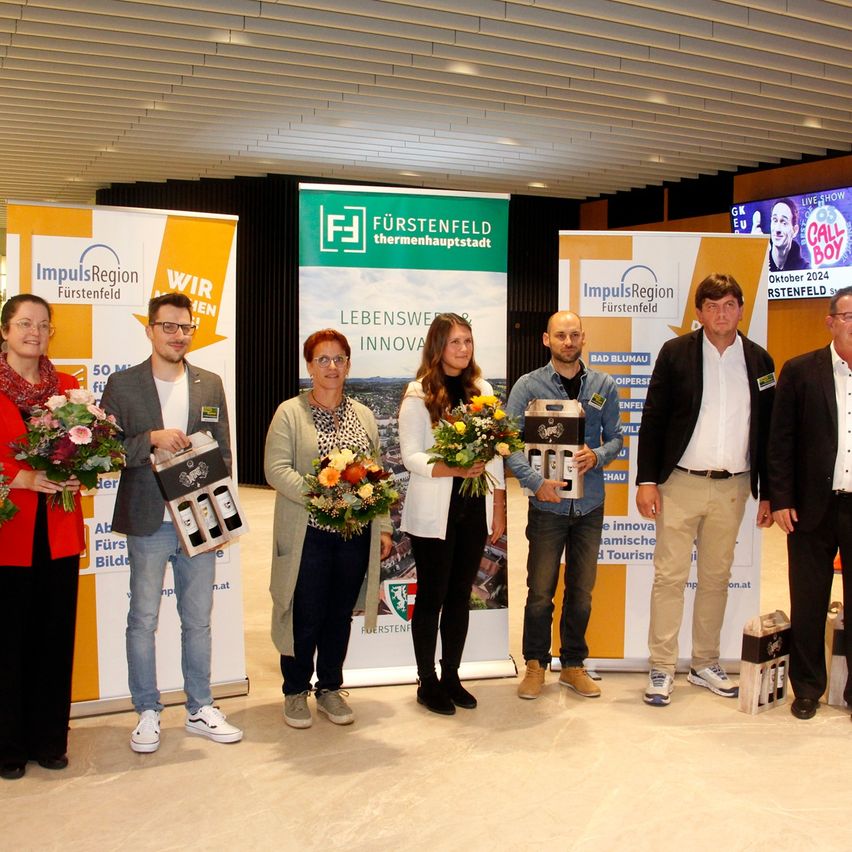 Bild enthält, Flower Arrangement, Flower Bouquet, Adult, Male, Man, Person, Female, Woman, Jeans, Crowd