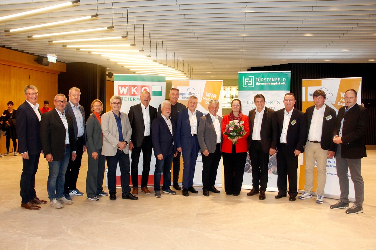 Bild enthält, Groupshot, Person, People, Suit, Adult, Male, Man, Coat, Blazer, Jeans