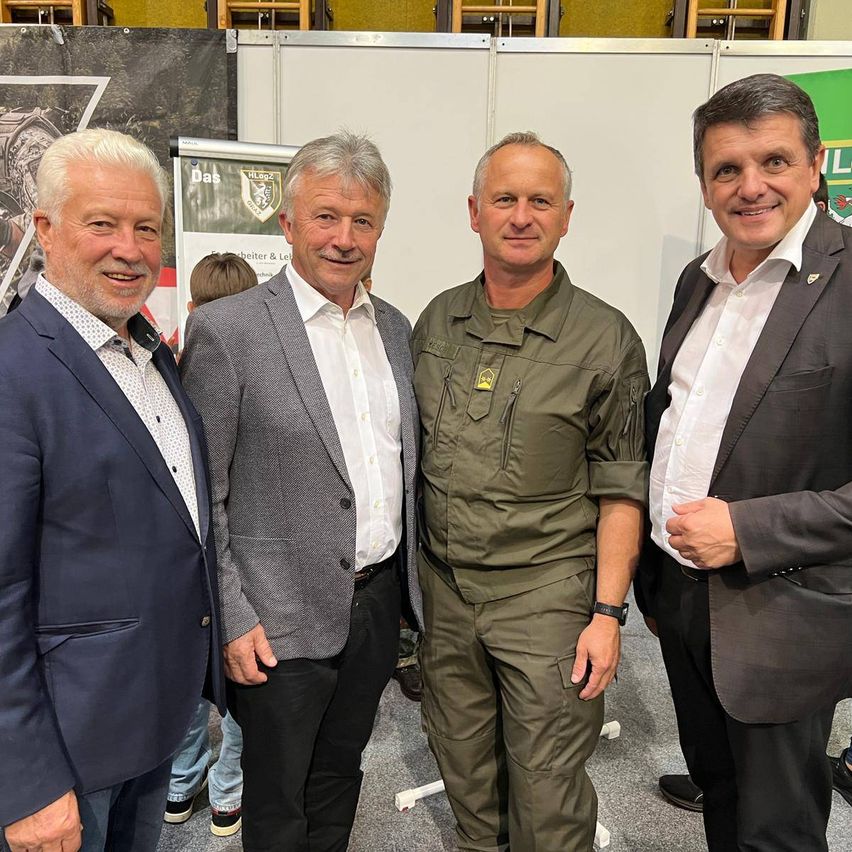 Bild enthält, Groupshot, Person, Coat, Jacket, Adult, Male, Man, Suit, Face, Blazer