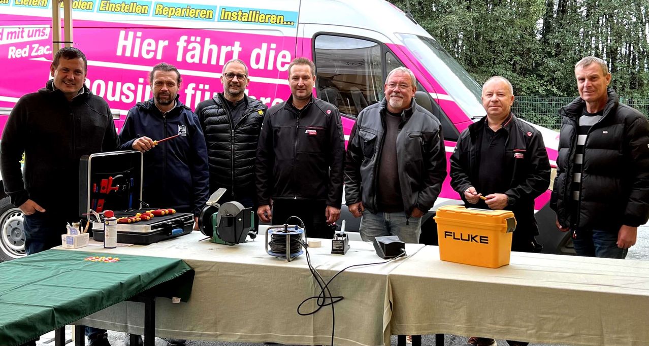 Bild enthält, People, Person, Adult, Male, Man, Coat, Jacket, Groupshot, Face, Glasses