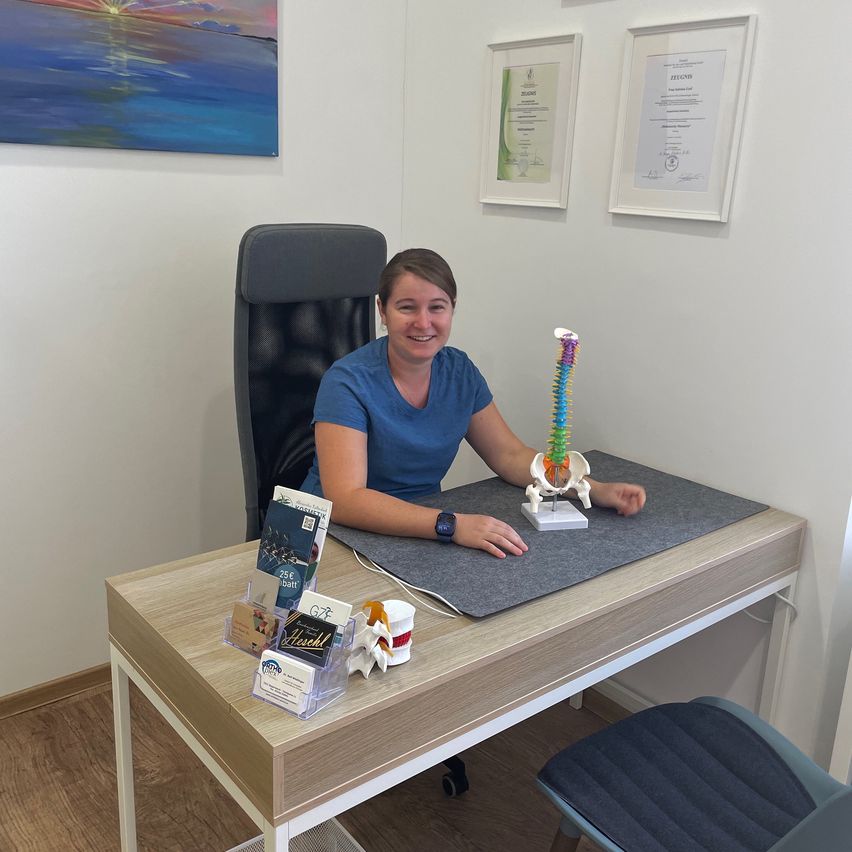 Bild enthält, Furniture, Table, Desk, Person, Sitting, Chair, Tabletop, Dining Table, Painting, Face