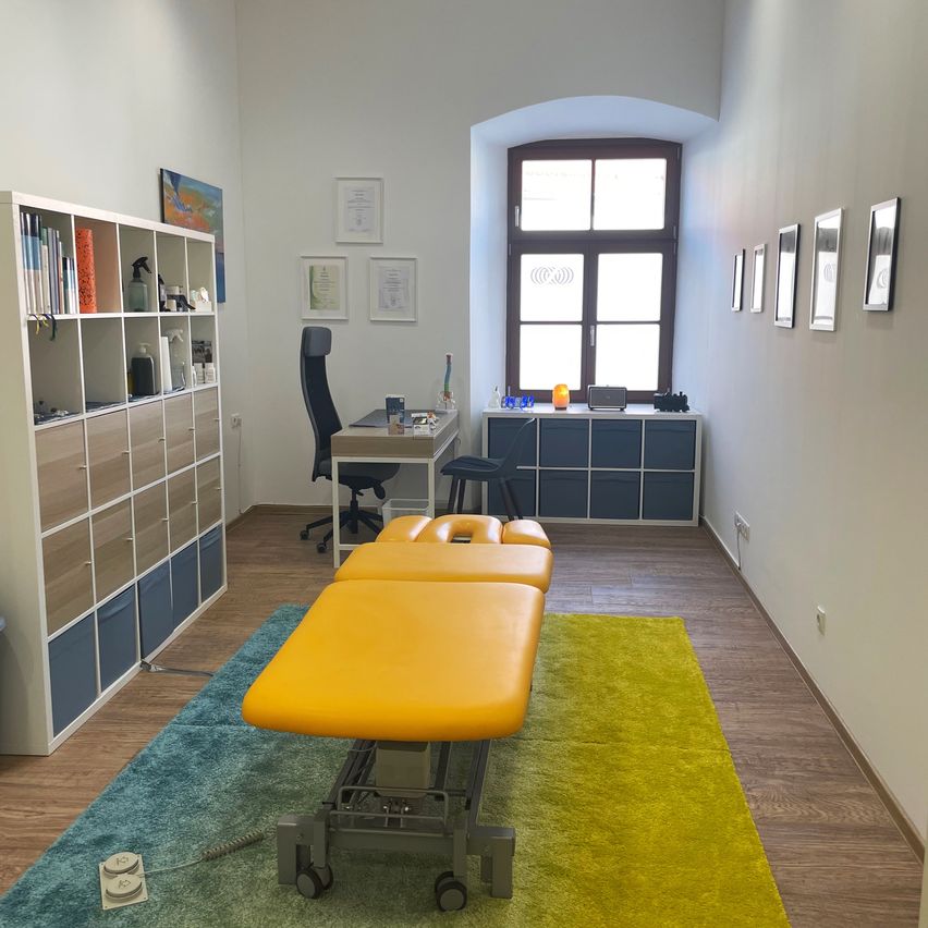 Bild enthält, Architecture, Building, Home Decor, Chair, Furniture, Clinic, Rug, Machine, Wheel, Spa