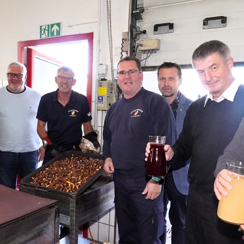 Bild enthält, Factory, Adult, Male, Man, Person, People, Beer, Face, Glove, Glasses