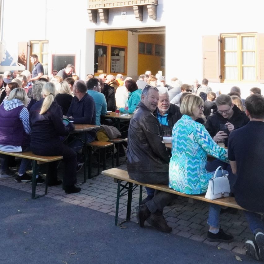 Bild enthält, People, Person, Indoors, Restaurant, Cafeteria, Bag, Handbag, Crowd, Shoe, Urban