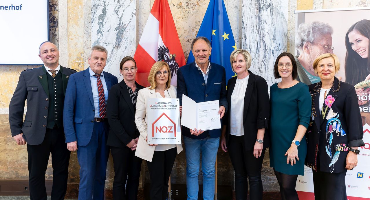 Bild enthält, Adult, Female, Person, Woman, Groupshot, Male, Man, Pants, Tie, People