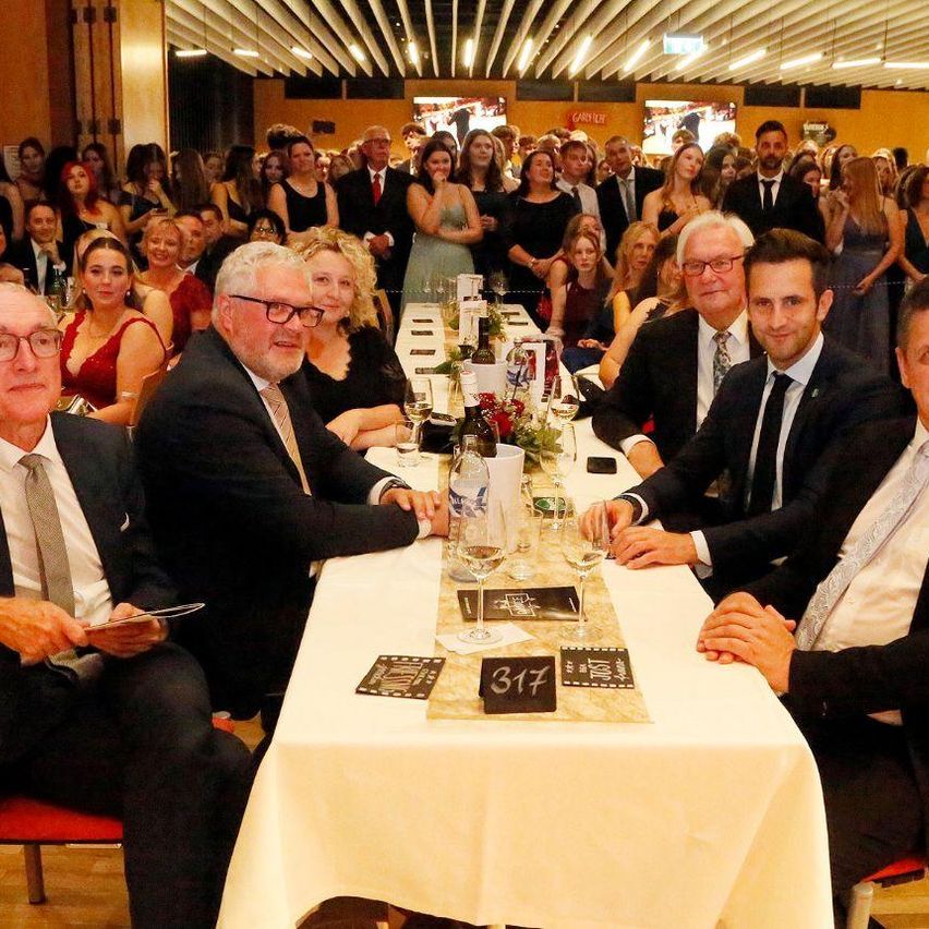 Bild enthält, Dining Room, Dining Table, Indoors, Table, People, Person, Adult, Male, Man, Suit