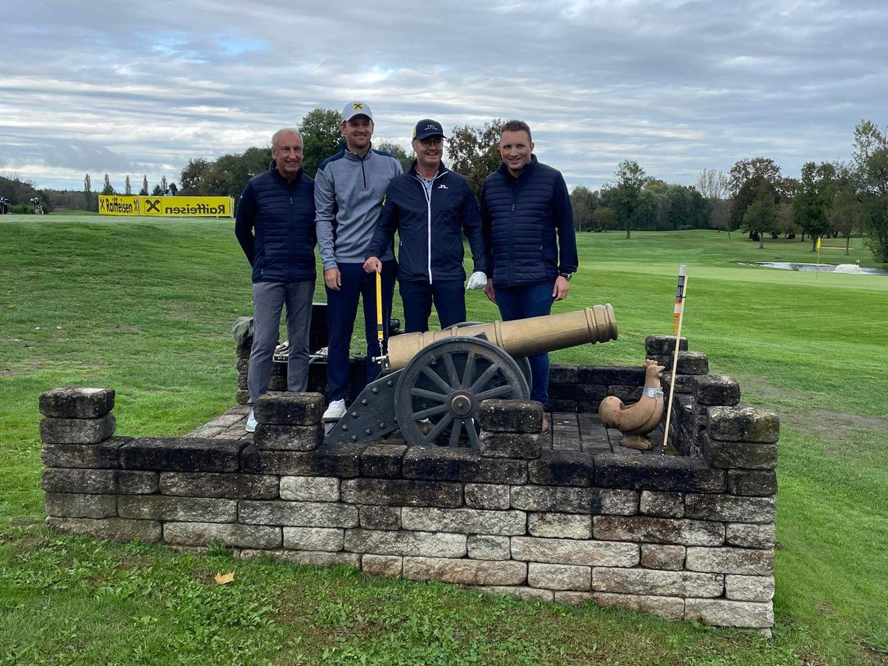Bild enthält, Baseball Cap, Weapon, Adult, Male, Man, Person, Artillery, Wheel, Grass, Shoe