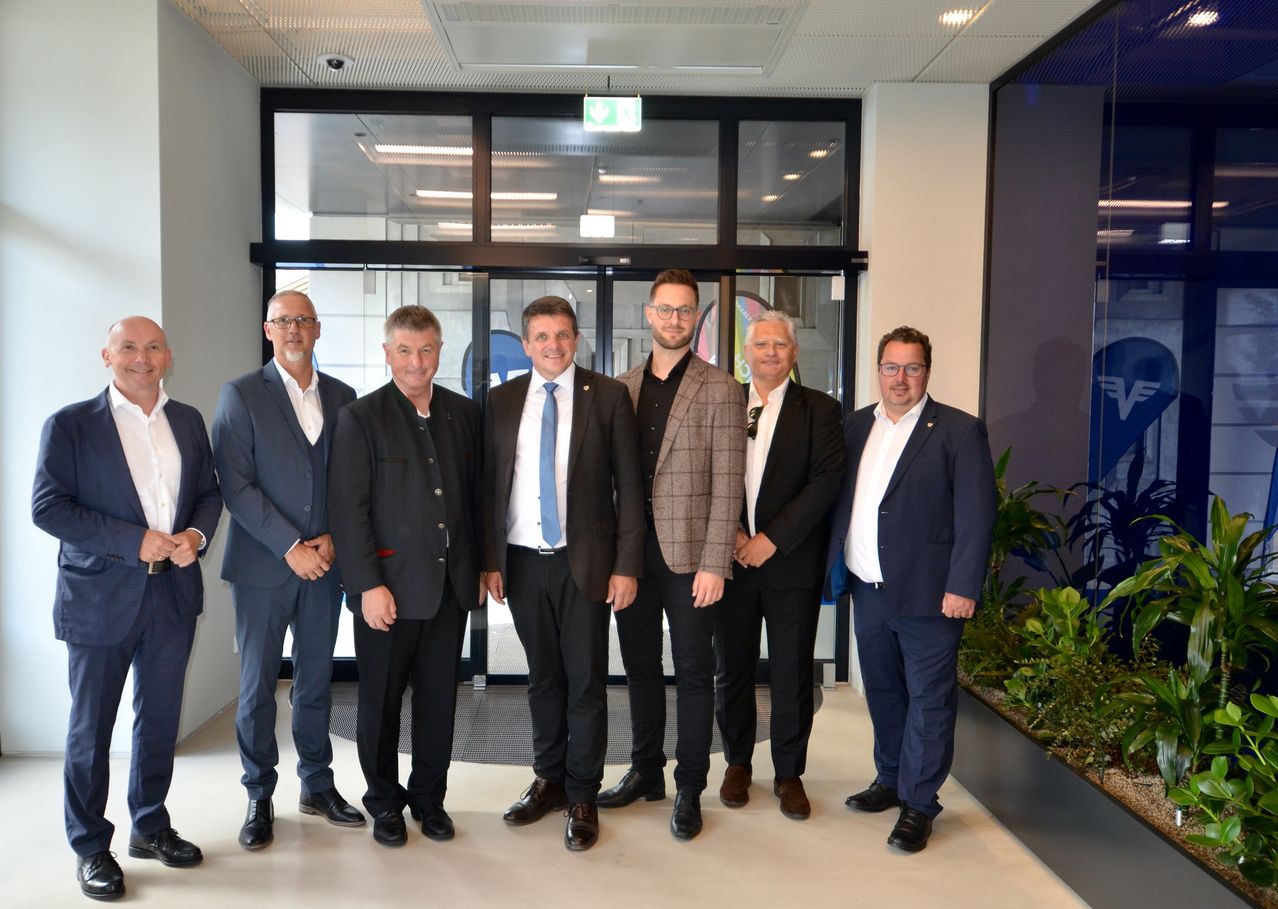 Bild enthält, Groupshot, Person, People, Suit, Adult, Male, Man, Coat, Blazer, Shoe