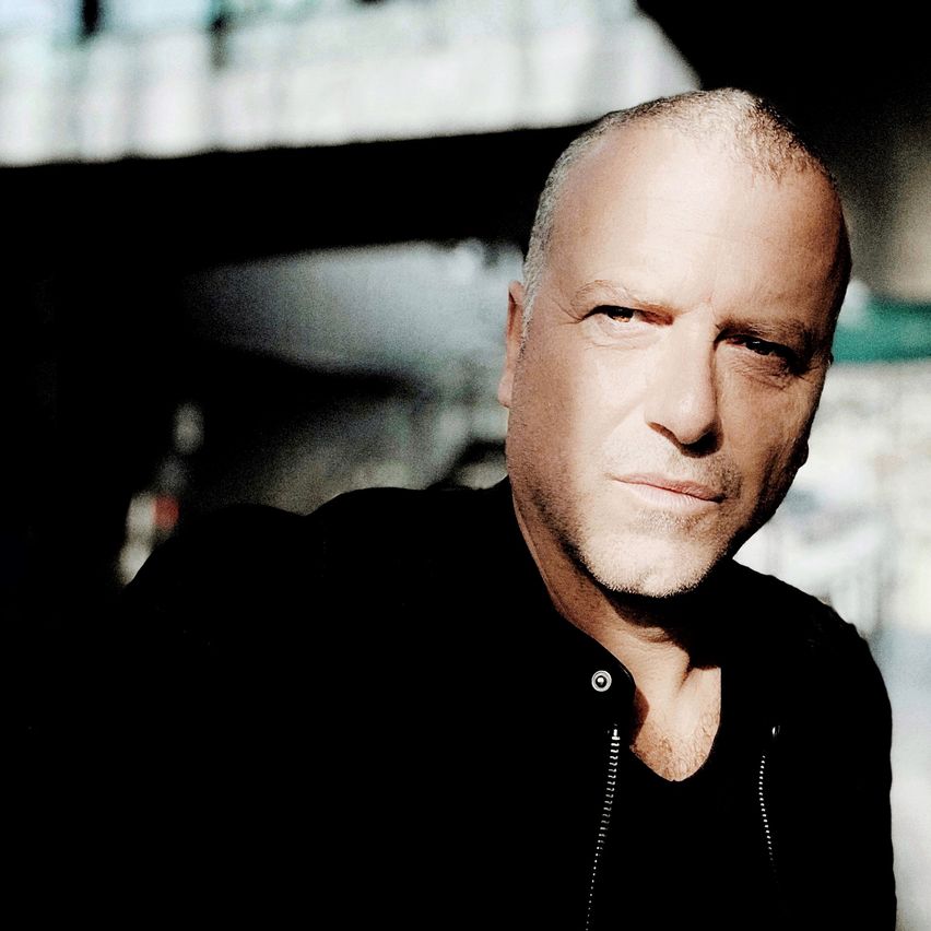 Bild enthält, Face, Head, Person, Photography, Portrait, Adult, Male, Man, Smile, Accessories