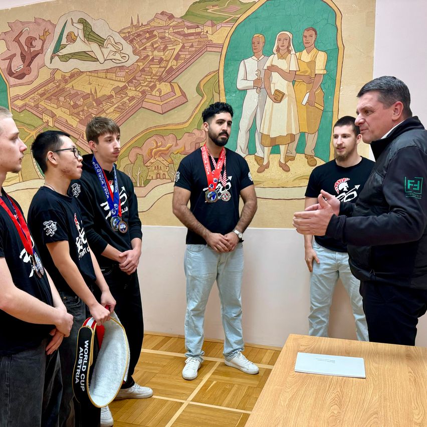 Bild enthält, Adult, Male, Man, Person, Boy, Teen, Face, Jeans, Shoe, Chair