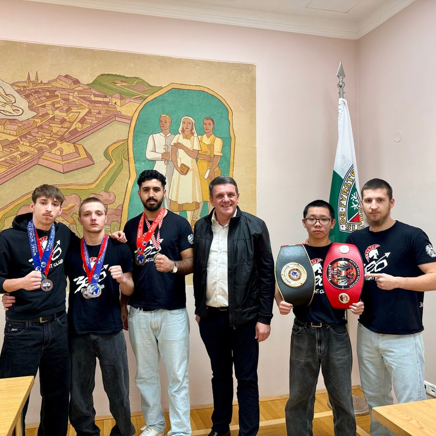 Bild enthält, Pants, People, Person, Portrait, Adult, Male, Man, Jeans, Coat, T-Shirt