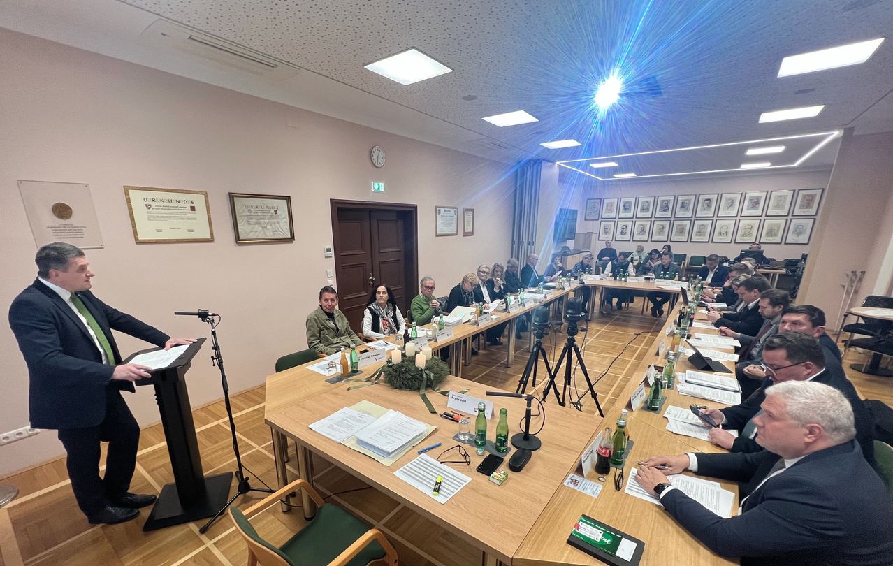 Bild enthält, Crowd, Person, Adult, Male, Man, People, Indoors, Audience, Mobile Phone, Building