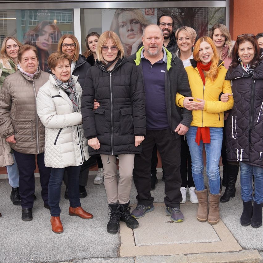 Bild enthält, Groupshot, Person, Coat, Adult, Female, Woman, Jacket, People, Jeans, Man