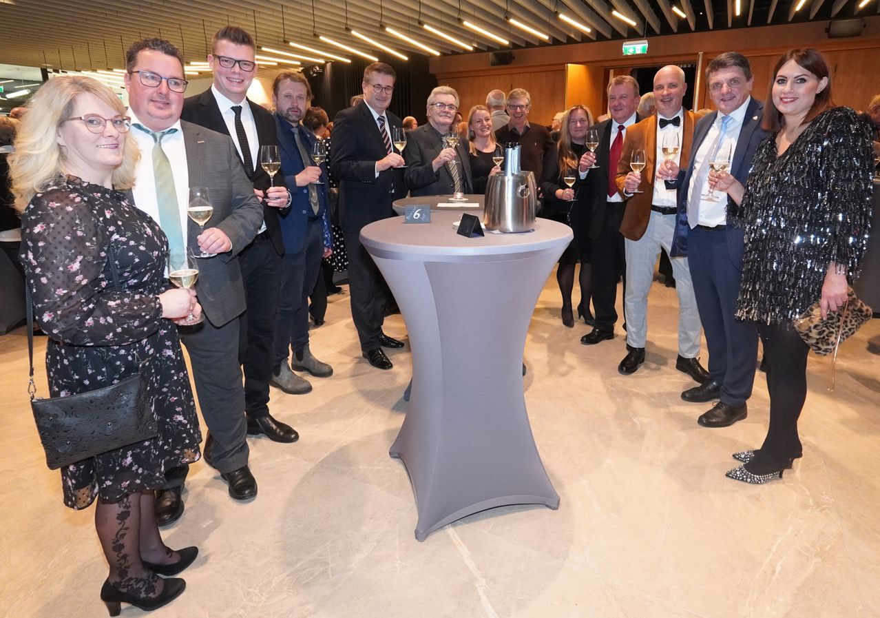 Bild enthält, Adult, Female, Person, Woman, Crowd, Suit, Male, Man, People, Audience