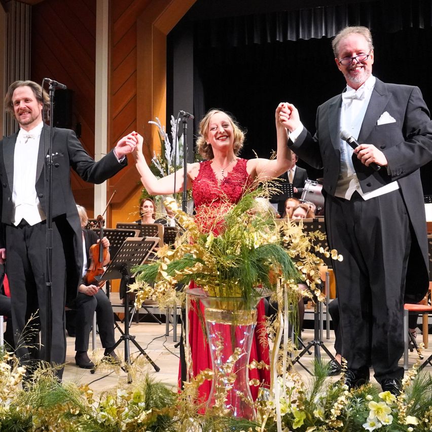 Bild enthält, Formal Wear, Suit, Tuxedo, Blazer, Coat, Potted Plant, Flower Arrangement, Dress, Man, Person