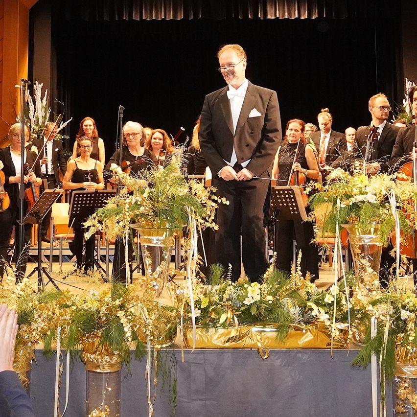 Bild enthält, Indoors, Music, Musician, Orchestra, Person, Group Performance, Music Band, Adult, Male, Man