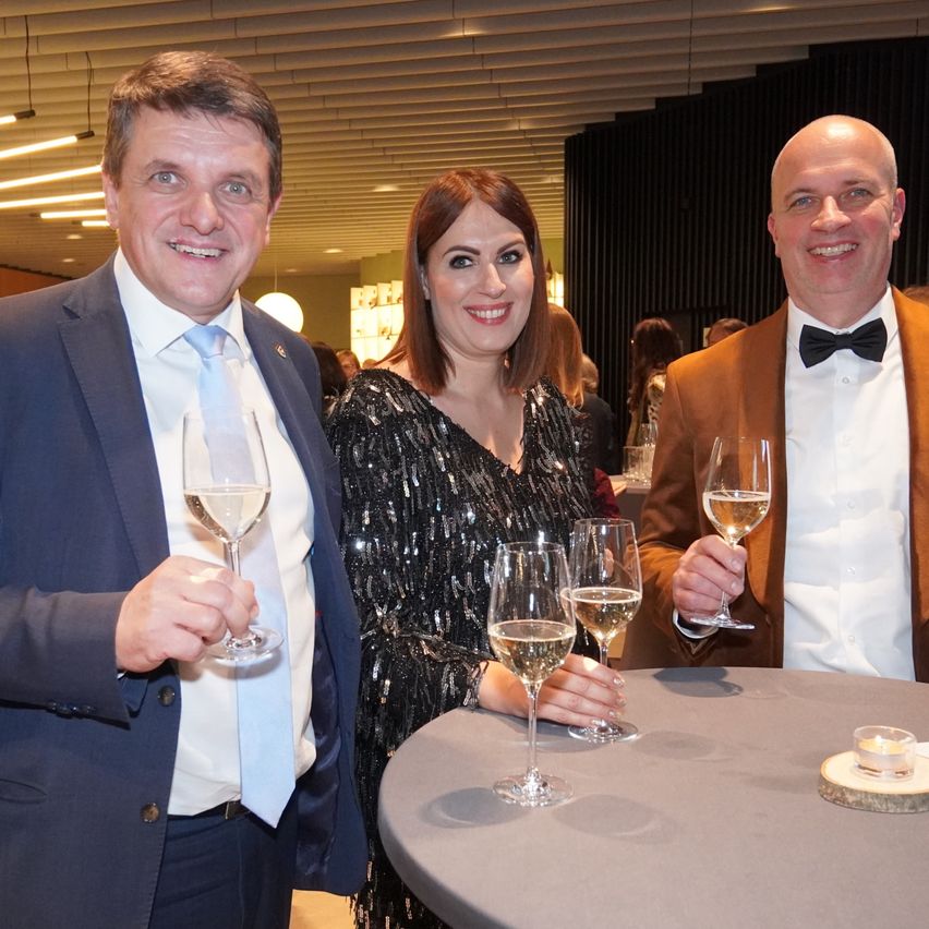 Bild enthält, Adult, Female, Person, Woman, Glass, Formal Wear, Suit, Male, Man, Face