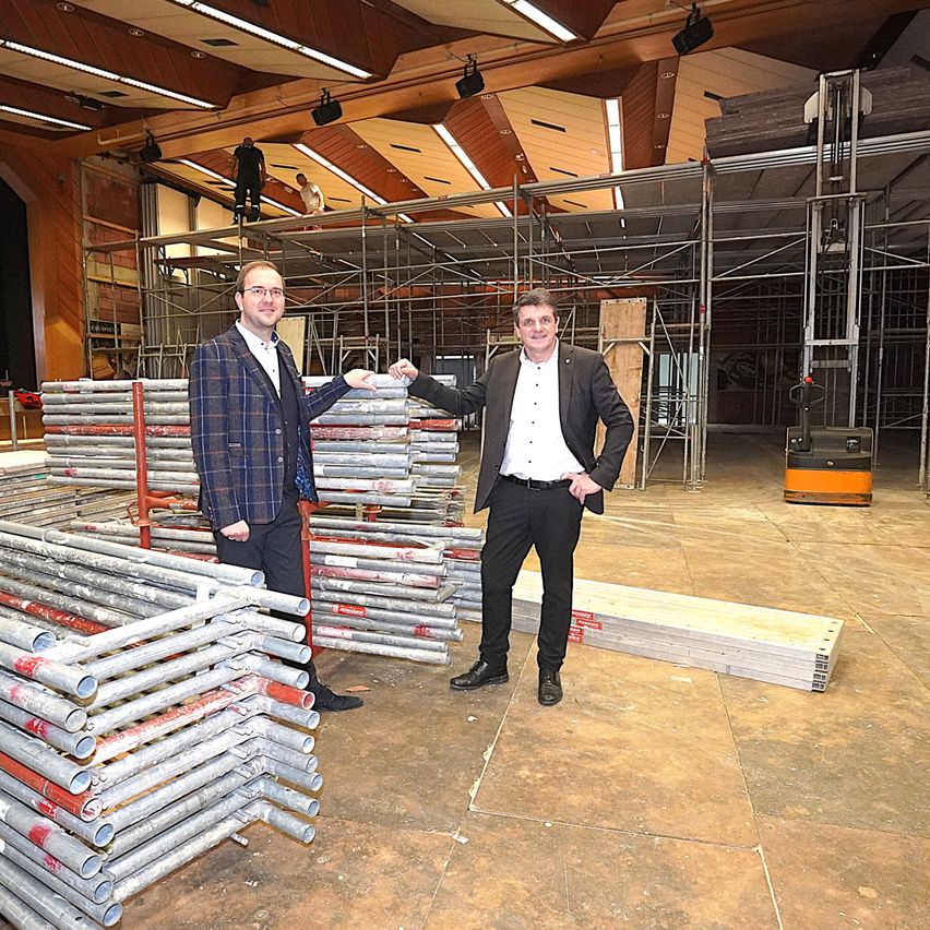 Bild enthält, Wood, Plywood, Adult, Male, Man, Person, Floor, Flooring, Slate, Coat