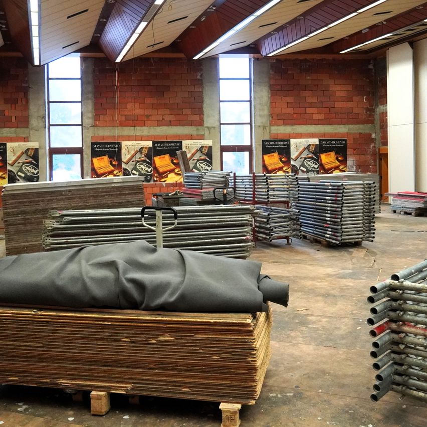 Bild enthält, Wood, Plywood, Architecture, Building, Factory, Indoors, Manufacturing, Workshop, Interior Design