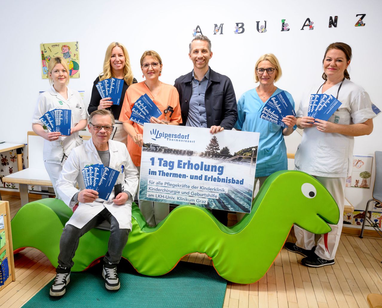 Bild enthält, Adult, Female, Person, Woman, People, Groupshot, Pants, Male, Man, Portrait