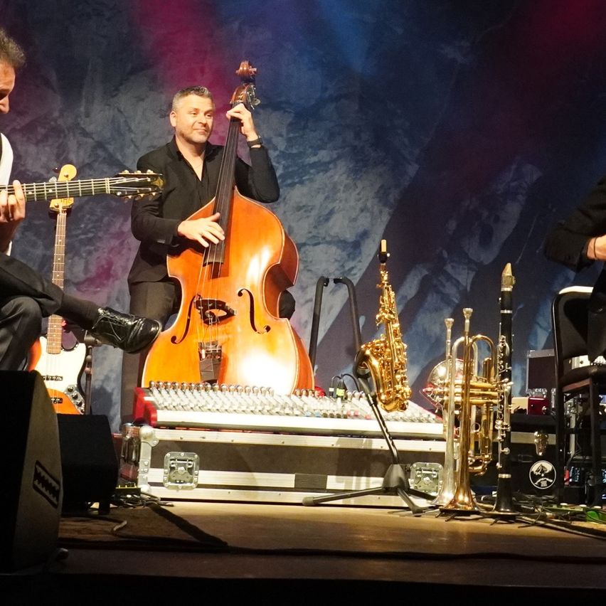 Bild enthält, Group Performance, Music Band, Musical Instrument, Person, Concert, Guitar, Adult, Male, Man, Stage