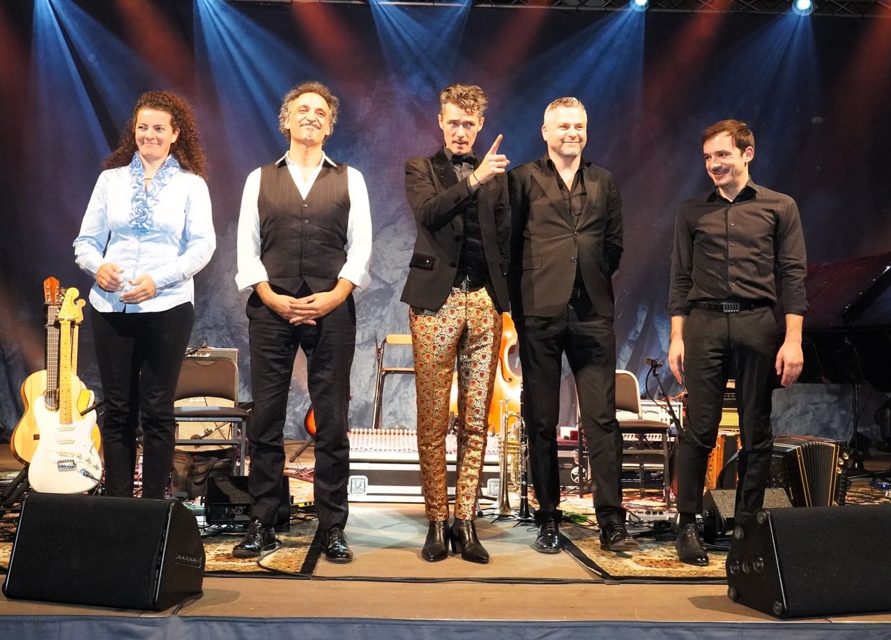 Bild enthält, Stage, Group Performance, Music Band, Person, Adult, Male, Man, Female, Woman, Coat