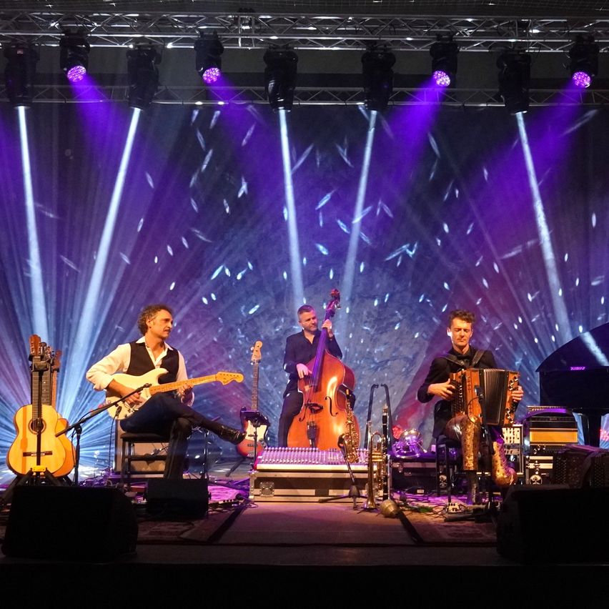 Bild enthält, Group Performance, Person, Concert, Stage, Music, Music Band, Musical Instrument, Musician, Performer, Guitar