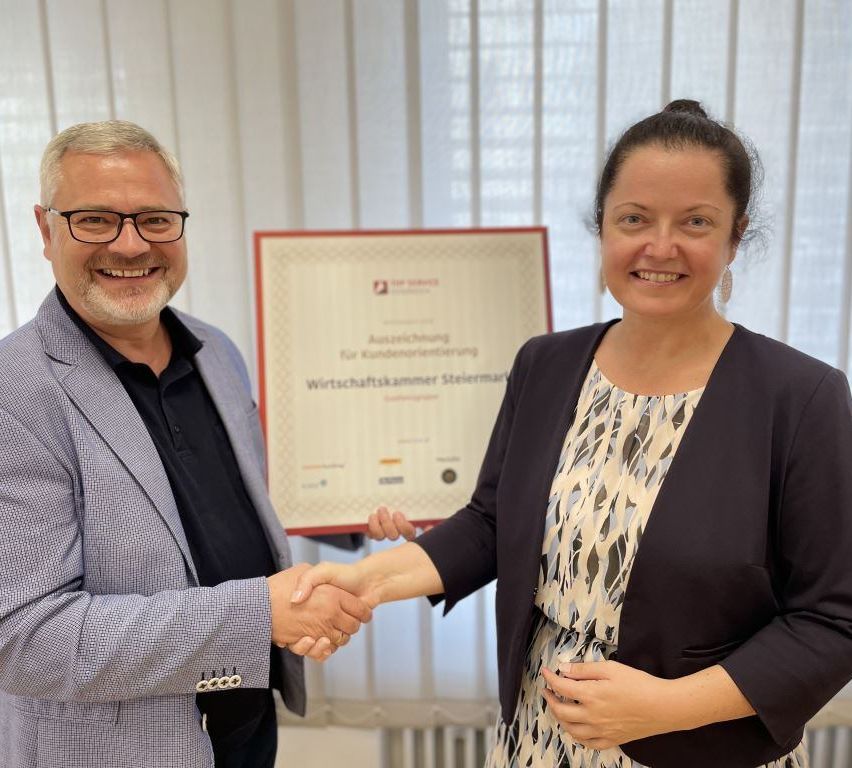 Bild enthält, Adult, Female, Person, Woman, Male, Man, Suit, Coat, Face, Scarf