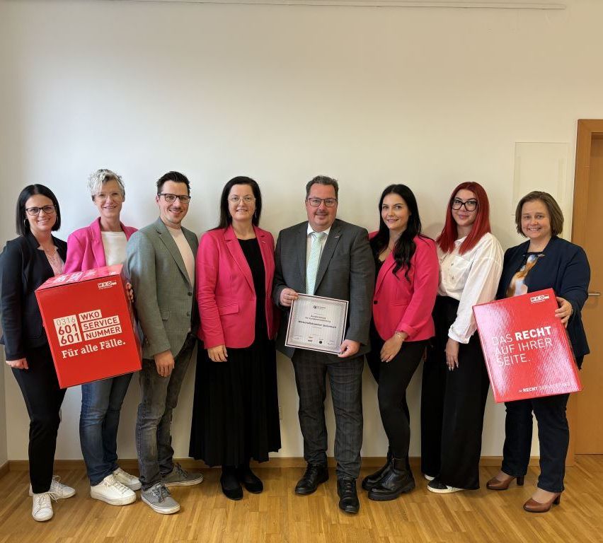 Bild enthält, Groupshot, Person, Adult, Female, Woman, Male, Man, Suit, Jeans, Coat