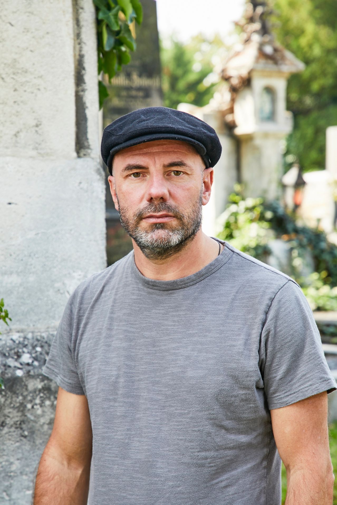 Bild enthält, Face, Head, Person, Photography, Portrait, T-Shirt, Adult, Male, Man, Beard