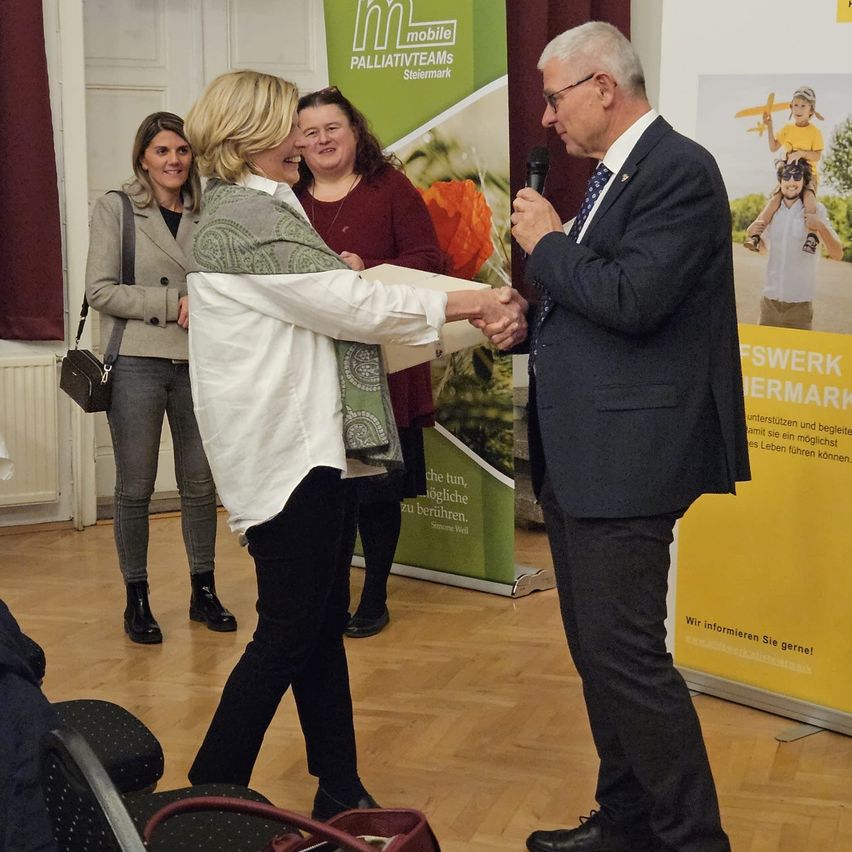 Bild enthält, Blazer, Coat, Jacket, Suit, Person, Portrait, Handbag, Pants, Advertisement, Poster