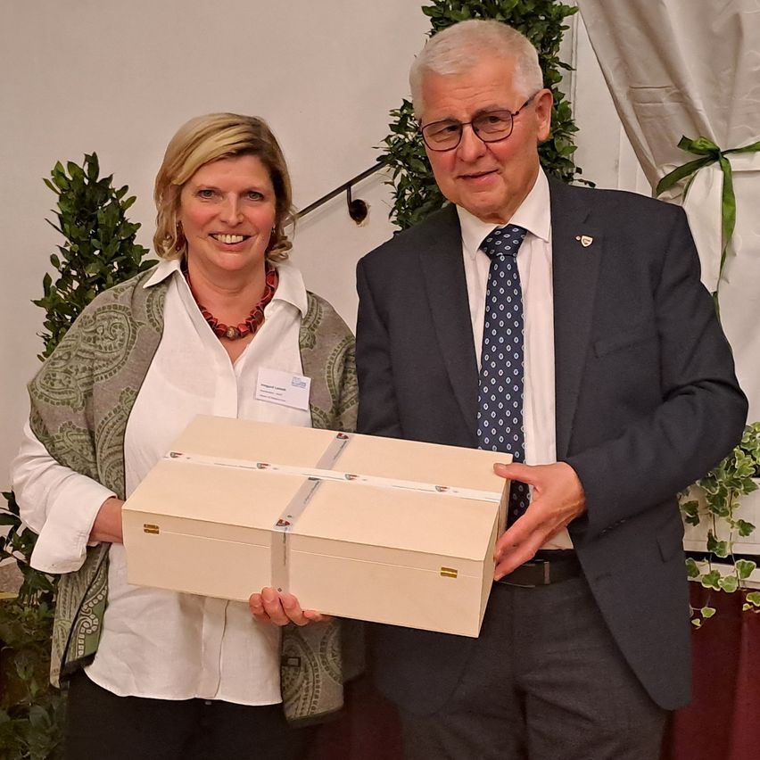 Bild enthält, Blazer, Coat, Jacket, Adult, Female, Person, Woman, Box, Male, Man