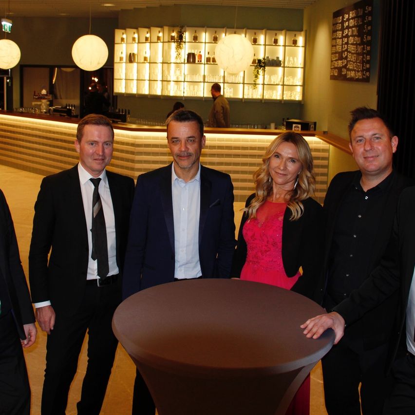 Bild enthält, Blazer, Coat, Jacket, People, Person, Lighting, Formal Wear, Suit, Fashion, Man