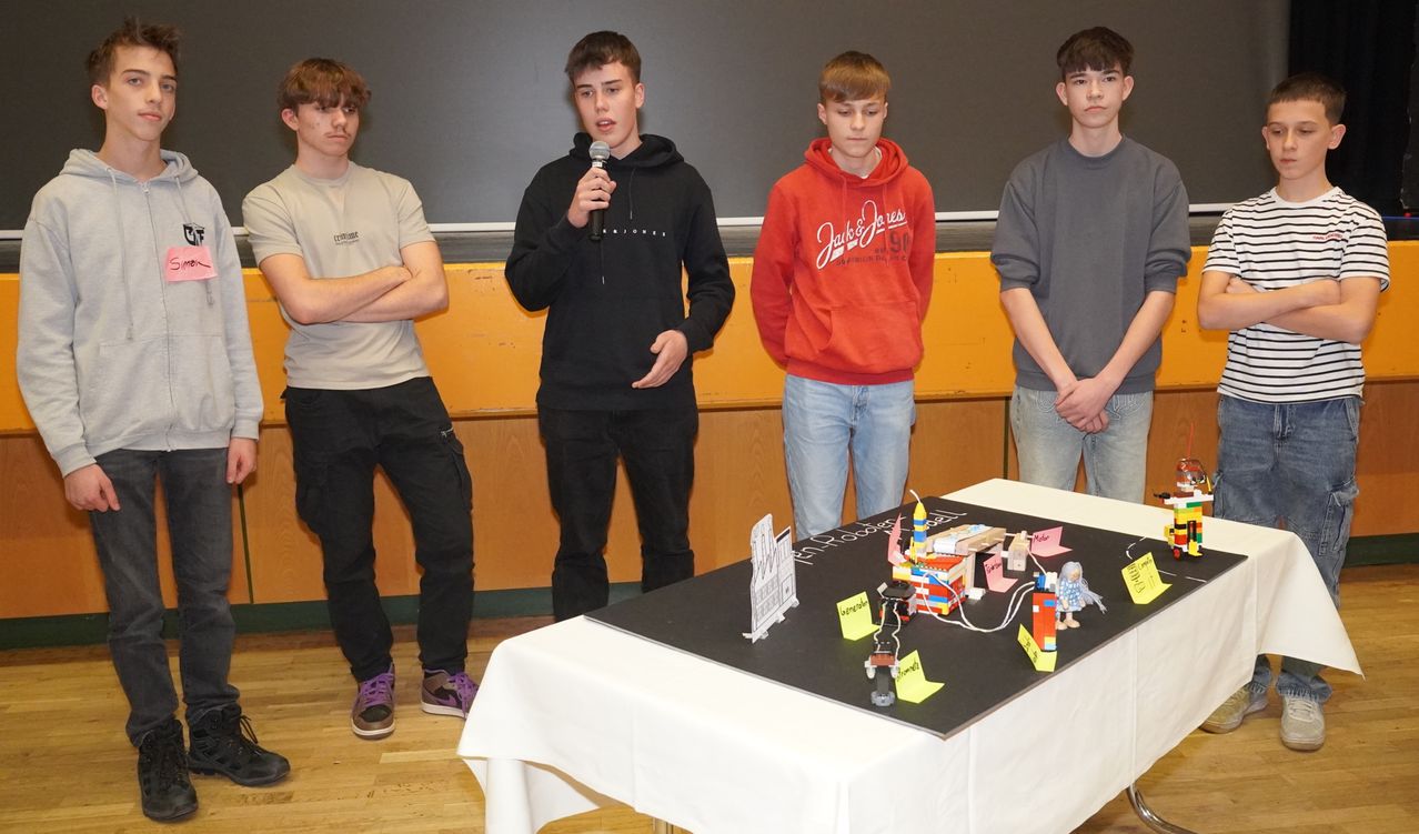 Bild enthält, People, Person, T-Shirt, Table, Boy, Male, Teen, Pants, Couch, Shoe