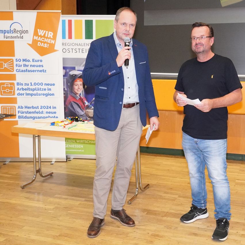 Bild enthält, Crowd, Person, Adult, Male, Man, Audience, Wood, Coat, Speech, Jeans