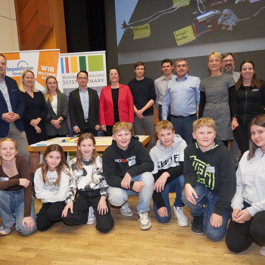 Bild enthält, People, Person, Pants, Groupshot, Shoe, Boy, Child, Male, Adult, Man